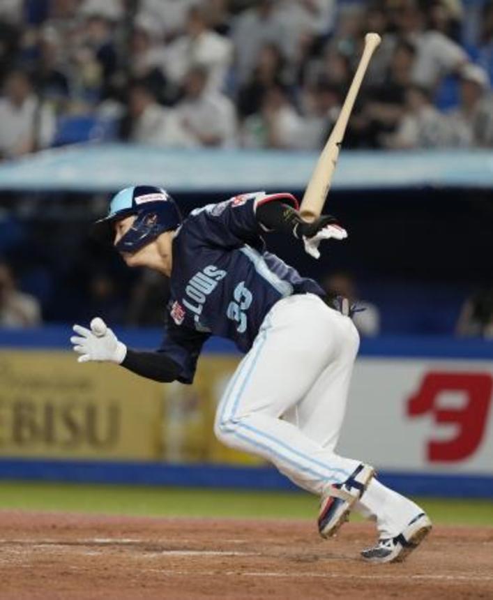 　５回ヤクルト２死三塁、内山が左前に適時打を放つ＝神宮
