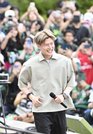 サポーターに囲まれてトークショーに臨む古橋亨梧＝岐阜市長良福光、岐阜メモリアルセンター