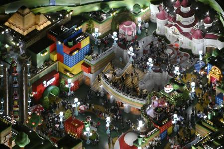 　来場者でにぎわうユニバーサル・スタジオ・ジャパン＝２０２５年４月、大阪市此花区