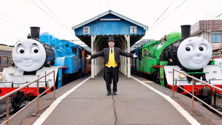 　大井川鉄道新金谷駅でお披露目されたトーマス号（左）とパーシー号。中央は鳥塚亮社長＝２７日午前、静岡県島田市