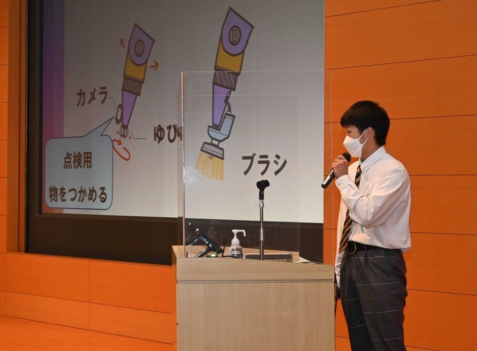 柔軟な発想で新しいロボットのアイデアを発表する高校生＝大垣市小野、市情報工房