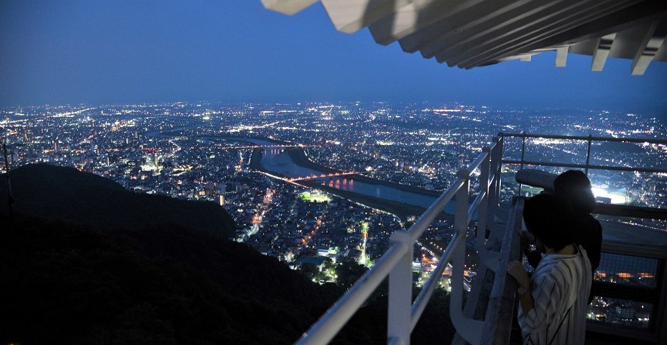 岐阜城の天守から見下ろす岐阜市の夜景＝１４日午後、同市の金華山