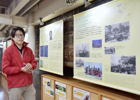 　企画展について説明する第五福竜丸展示館学芸員の蓮沼佑助さん＝４日、東京都江東区