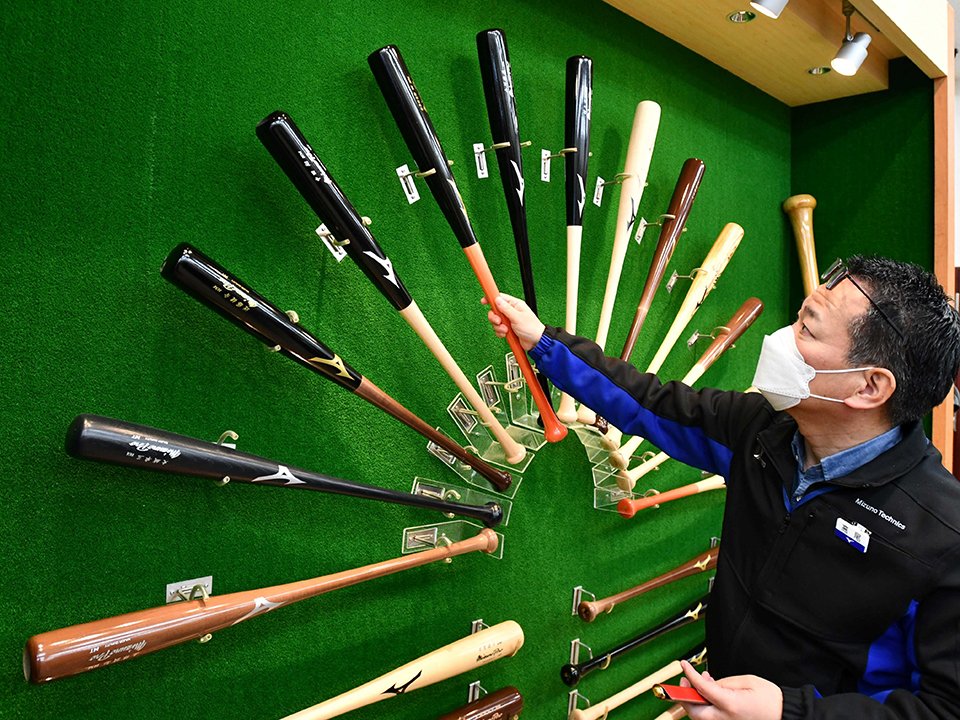 バット工房に並ぶ現役プロ野球選手のモデルのバット＝いずれも養老郡養老町高田、ミズノテクニクス養老工場