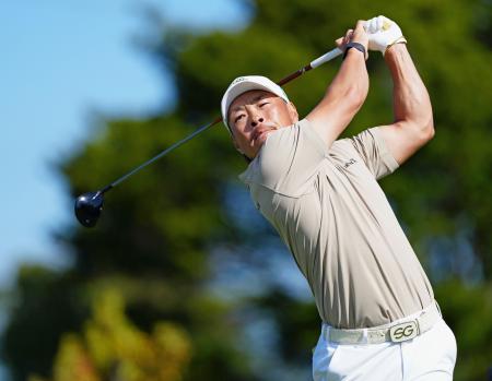 　第１日、１０番でティーショットを放つ藤本佳則。６アンダーで首位＝ロイヤル・オークランドアンドグレンジ（共同）