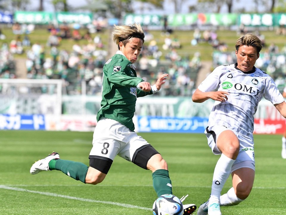 ＦＣ岐阜×大阪＝前半、右サイドを攻め上がるＦＣ岐阜のＭＦ窪田＝長良川競技場