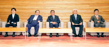 　閣議に臨む石破首相（中央）ら＝２日午前、首相官邸