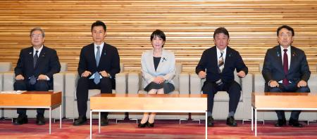 　閣議に臨む高市首相（中央）ら＝９日午前、首相官邸