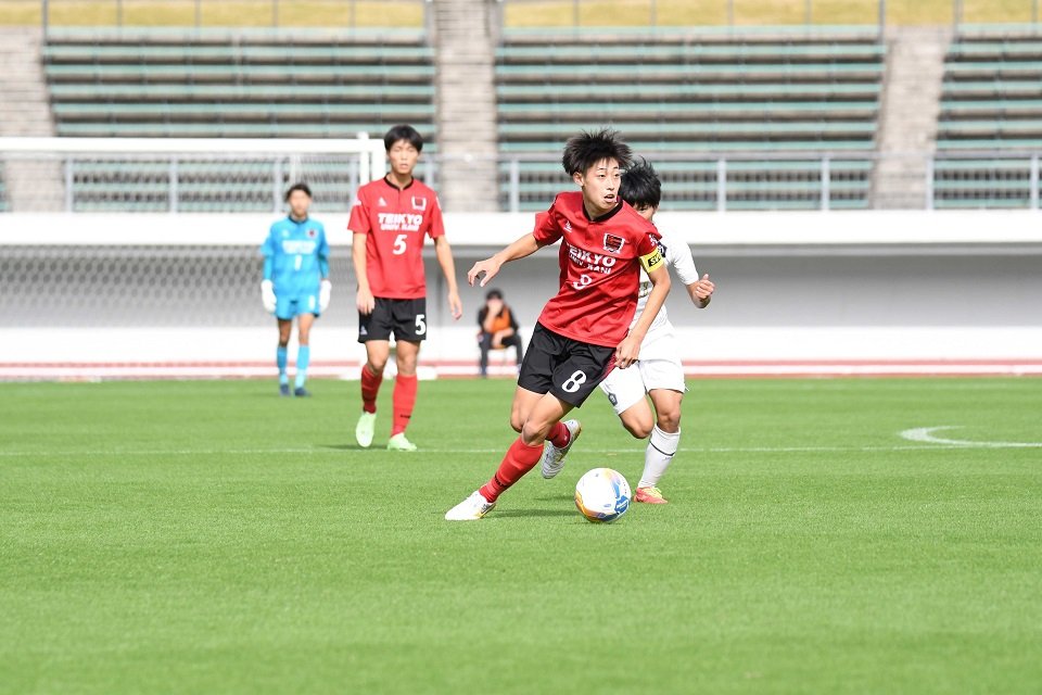 帝京大可児×美濃加茂＝前半、ボールを運ぶ帝京大可児の吉兼＝長良川競技場