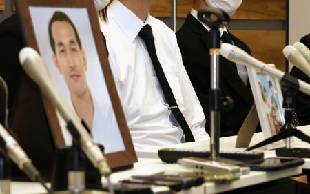 　公判後、遺影を前に記者会見する新名神６人死亡事故の遺族ら＝３１日午後、津市