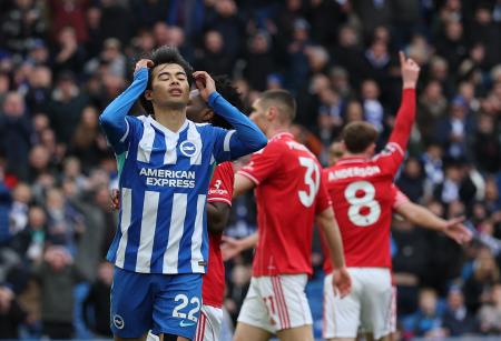 　ノッティンガム・フォレスト戦でプレーするブライトンの三笘薫＝１日、ブライトン（ロイター＝共同）