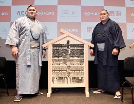 　大相撲公演に向け、パリ市で記者会見した大の里（左）と豊昇龍＝１１日（共同）
