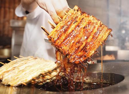 　焼き上げられるウナギ＝７月１９日午前、東京都目黒区