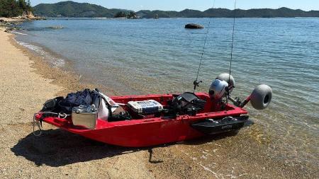 　プレジャーボートと衝突し、子ども２人が海に投げ出されたミニボート＝５日、香川県直島町（玉野海上保安部提供）