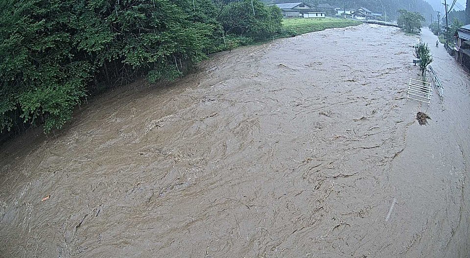 増水により溢水した戸川＝１６日午後０時５９分、下呂市金山町戸部