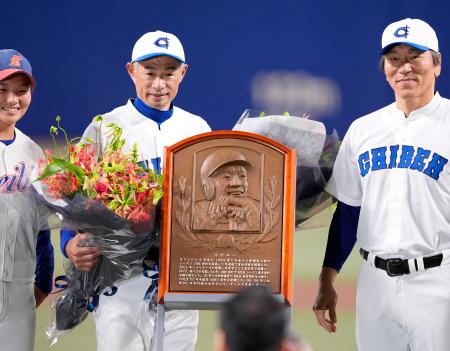 　野球殿堂入り表彰式で松井秀喜さん（右）らから花束を受け取り、記念写真に納まるイチローさん＝３１日、名古屋市のバンテリンドームナゴヤ