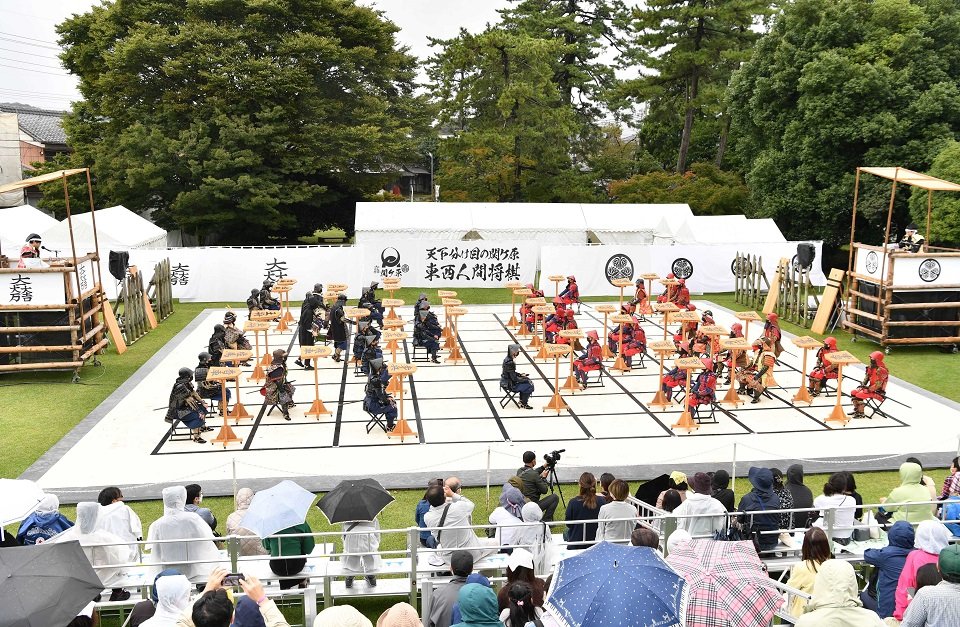 甲冑姿の人間駒が関ケ原の合戦さながらの熱戦を繰り広げた「東西人間将棋」＝１０日午後２時１９分、不破郡関ケ原町関ケ原、陣場野公園