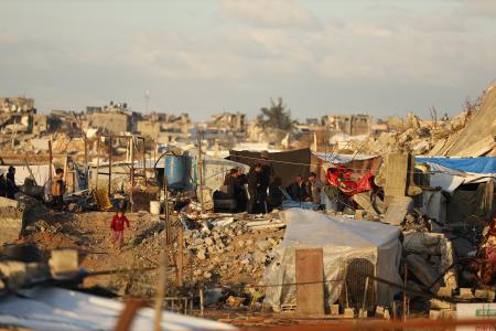 　豪雨被害に遭ったパレスチナ避難民＝２５日、ガザ北部（ゲッティ＝共同）