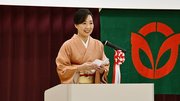 式典で式辞を述べる後藤友紀町長＝同町八剣、町中央公民館