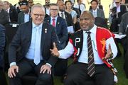 　１６日、パプアニューギニアでの式典に参加するマラペ首相（右）とオーストラリアのアルバニージー首相（ロイター＝共同）