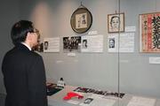 　憲政記念館で開かれている、女性政治家の経歴や選挙グッズを紹介する企画展＝４月、東京・永田町