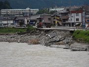 飛騨川の増水により護岸が流出、通行止めとなっている国道４１号＝１６日午後、下呂市萩原町花池