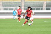 帝京大可児×美濃加茂＝前半、ボールを運ぶ帝京大可児の吉兼＝長良川競技場