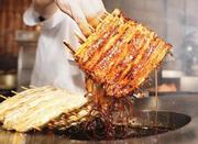 　焼き上げられるウナギ＝７月１９日午前、東京都目黒区