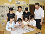 新設されたＮＩＥコーナーで新聞を広げ、友達と意見を交わす児童ら＝揖斐郡揖斐川町谷汲名礼、谷汲小