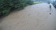 増水により溢水した戸川＝１６日午後０時５９分、下呂市金山町戸部