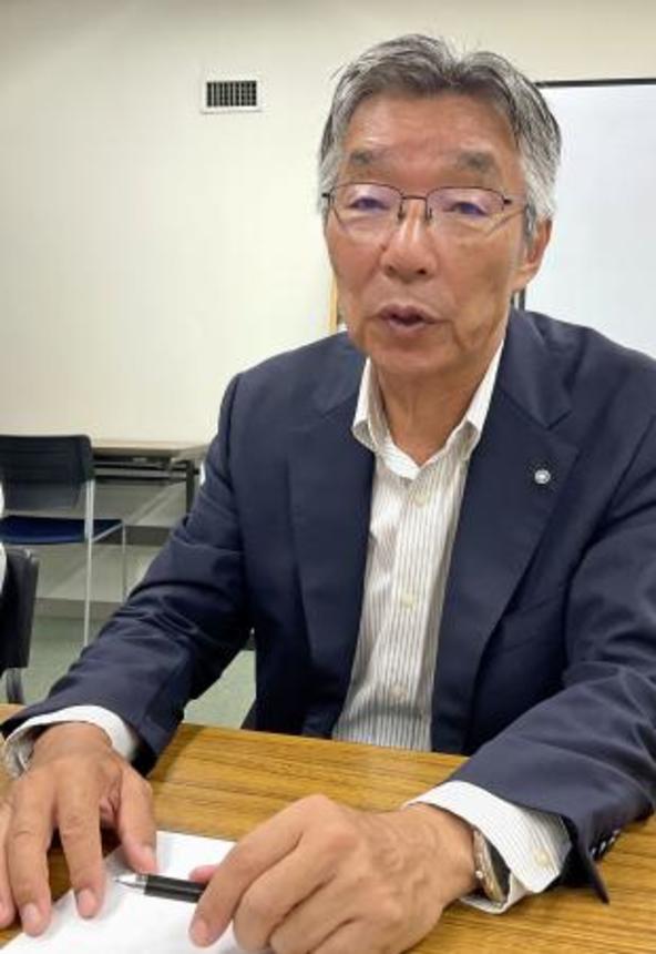 　取材に応じる東京都小笠原村の渋谷正昭村長