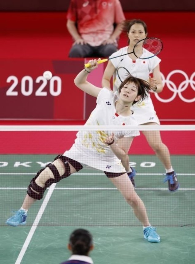 バドミントン女子ダブルス１次リーグでマレーシアペアと対戦する福島由紀（奥）、広田彩花組＝武蔵野の森総合スポーツプラザ