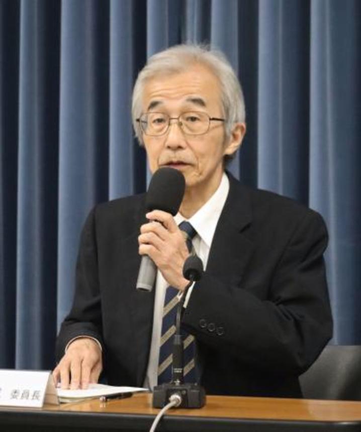 　地震調査委員会の会合後に記者会見する小原一成委員長＝９日午後、東京都千代田区
