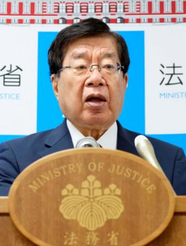 　記者会見する平口法相。民事訴訟法の見直しを法制審議会に諮問すると表明した＝４日午前、法務省