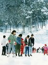 屋外スケートリンクの関ケ原メナード国際スケートセンターで滑りを楽しむ人たち＝１９９０年１月撮影