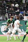 ＦＣ岐阜×相模原＝前半、ヘディングでボールを競り合うＦＣ岐阜のＤＦ藤谷＝長良川競技場