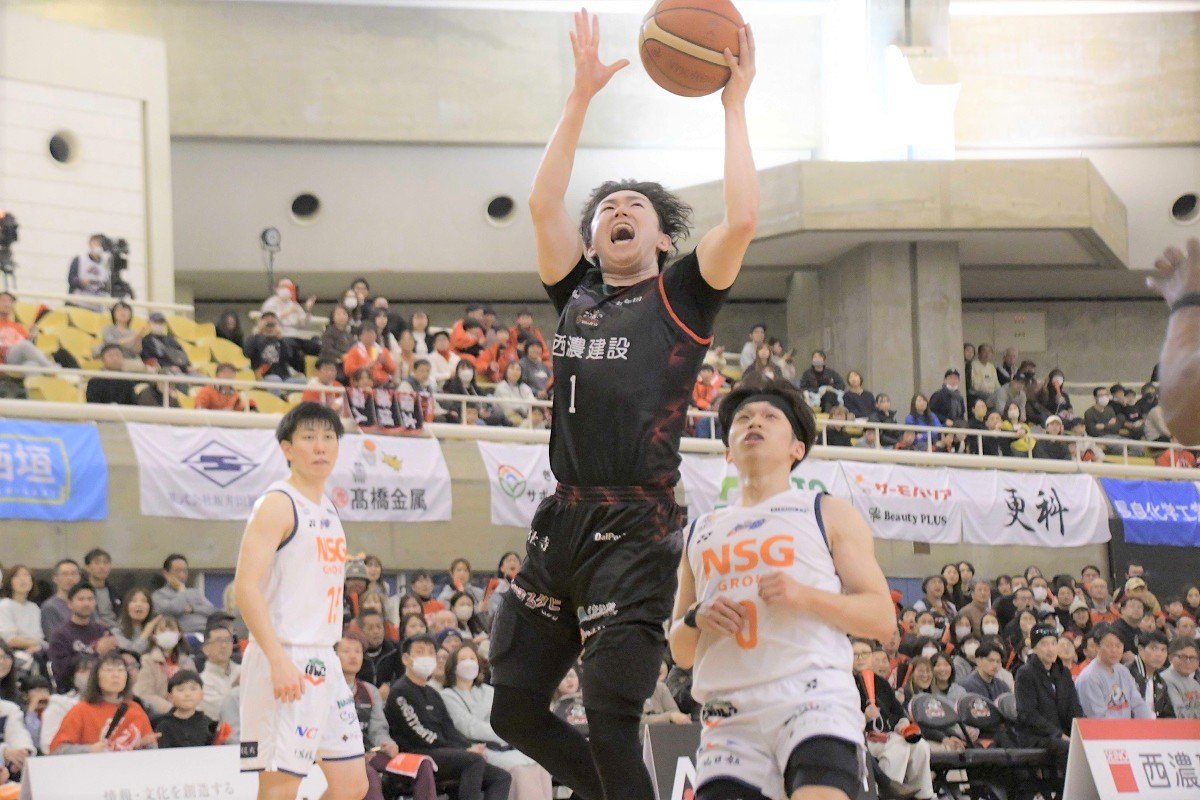 岐阜×新潟＝第４クオーター、果敢にゴールを狙う岐阜・山崎＝大垣市総合体育館