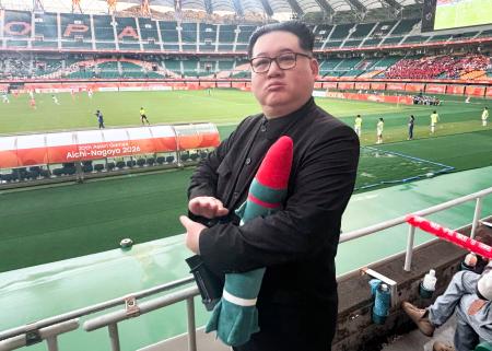 　サッカー女子の韓国―北朝鮮戦の観客席に現れた「ハワードＸ」と名乗る男性。北朝鮮の金正恩朝鮮労働党総書記のそっくりさんとして知られる＝２１日、静岡スタジアム