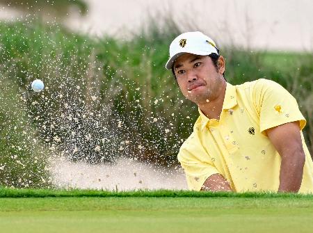 　第２日、フォアサムでバンカーショットを放つ松山英樹＝メディナＣＣ（共同）