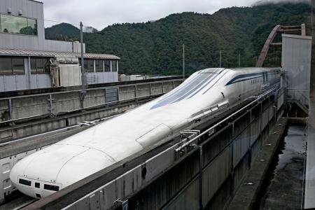 　山梨リニア線に停車するリニア中央新幹線試験車両＝１５日午後、山梨県都留市