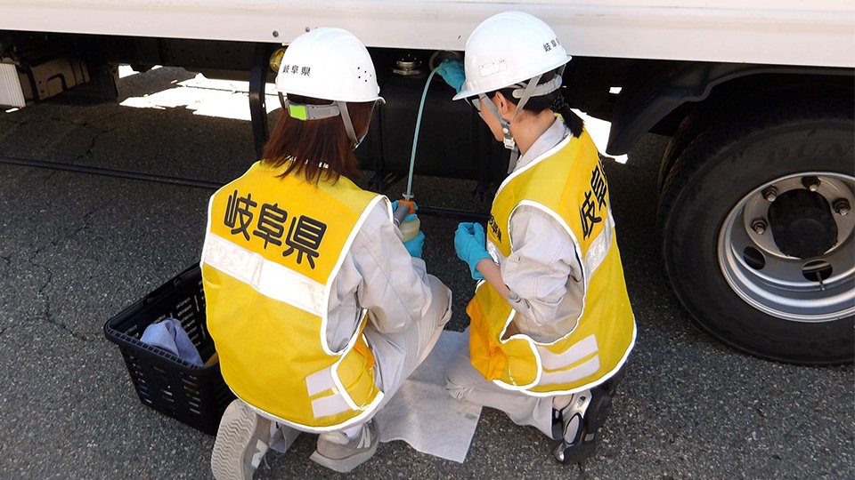 調査用の軽油を抜き取る県職員＝高山市一之宮町
