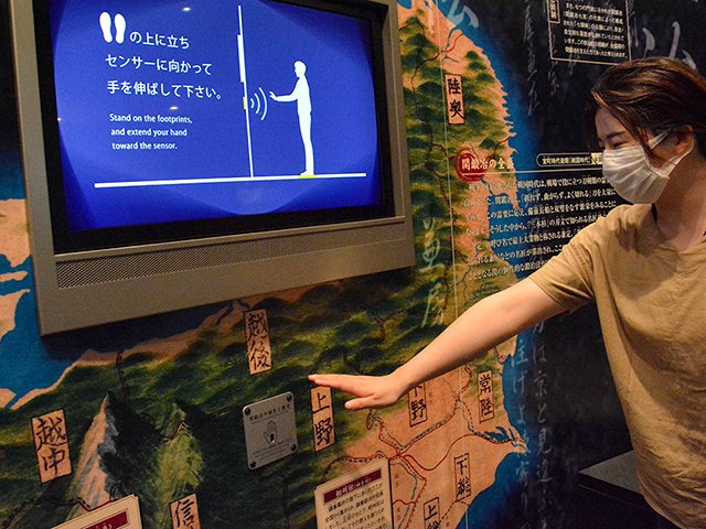 手をかざすと映像が流れる非接触型のセンサー＝関市南春日町、関鍛冶伝承館