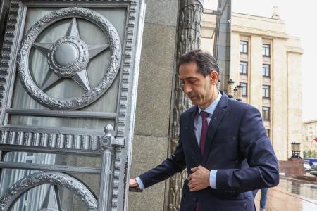 　１日、モスクワのロシア外務省の建物に到着したアゼルバイジャン大使（タス＝共同）