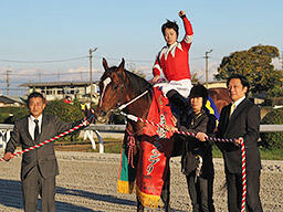 昨年の笠松グランプリで連覇を飾ったラブバレット（山本聡哉騎手）が今年も参戦する