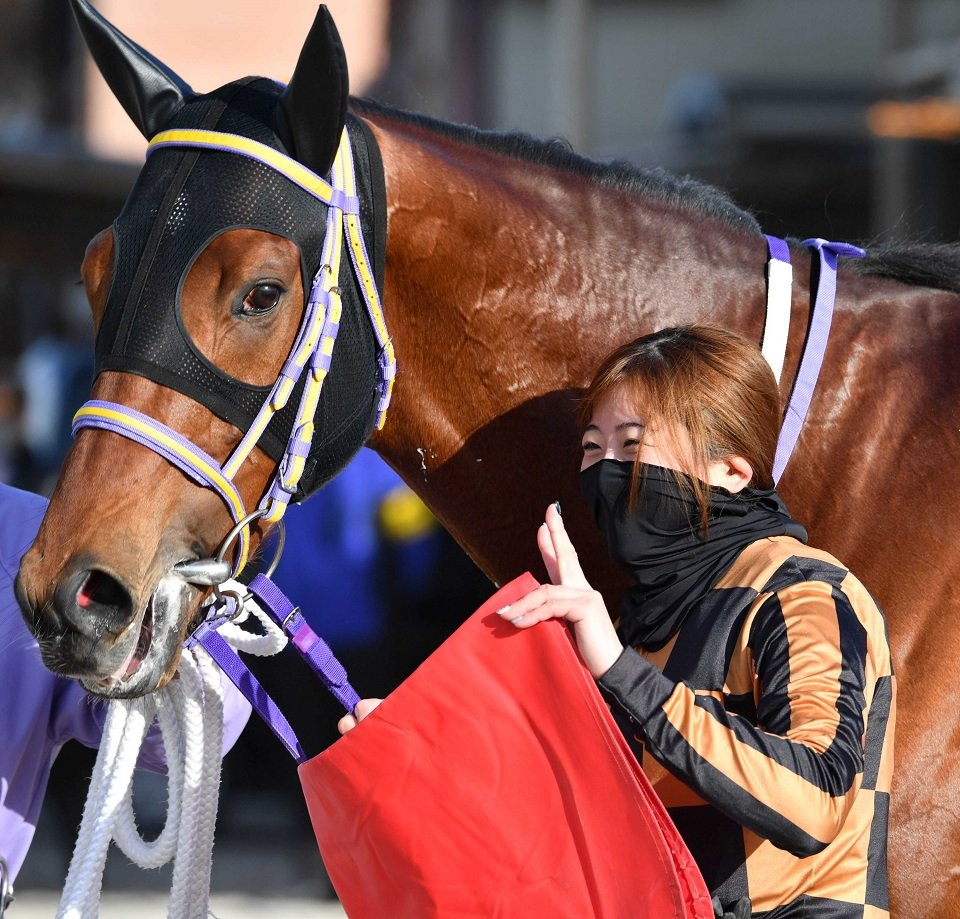 ＪＲＡ交流戦で勝利したモズスナイパーと今村聖奈騎手＝笠松競馬場