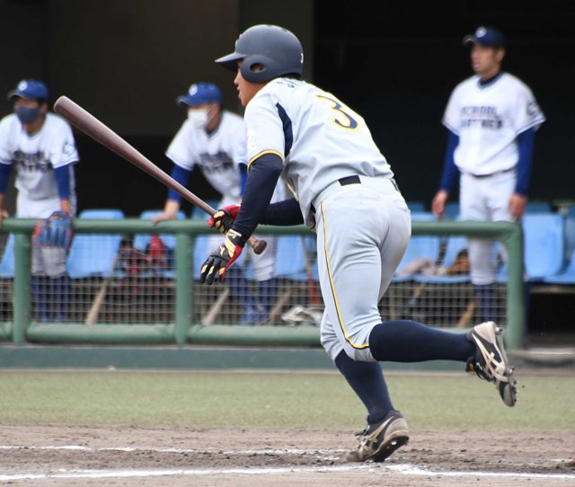 スクールパートナー×西濃運輸＝８回裏西濃運輸２死一、二塁、清水が中前に勝ち越しの適時打を放つ＝岡崎市民
