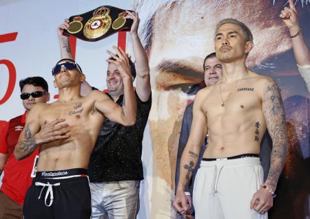 　前日計量をクリアした、ＷＢＡスーパーフライ級王者のフェルナンド・マルティネス（左）と挑戦者の井岡一翔＝１０日、東京都内