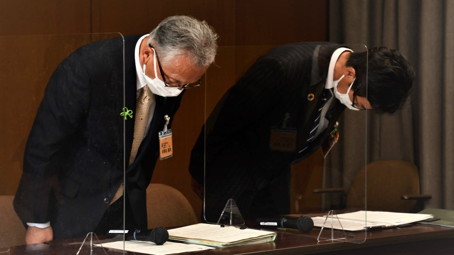 中学校教諭の飲酒を受け、記者会見で謝罪する中野谷康司教育長（左）ら＝１４日午後、高山市役所