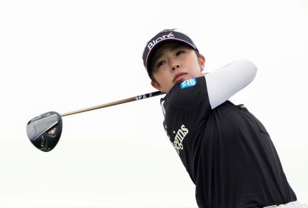 　最終ラウンド、１番でティーショットを放つ山下美夢有。通算１７アンダーで３位＝ホアカレイＣＣ（共同）