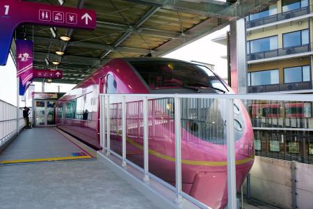 　飲食エリアの隣に準備している、特急サンダーバードの先頭車両を活用したアート空間＝１９日午後、京都市下京区